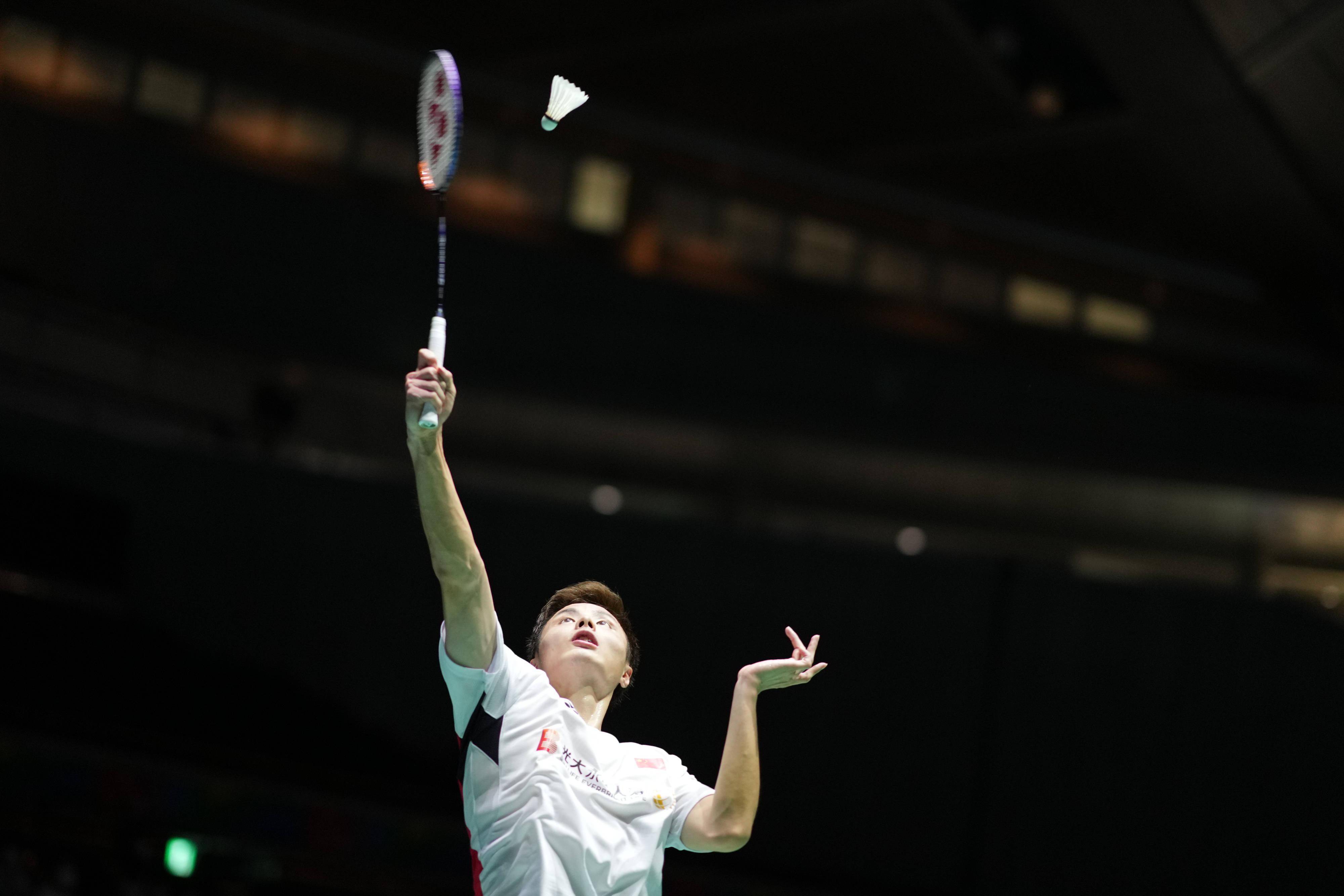 通过短传与 通过短传与