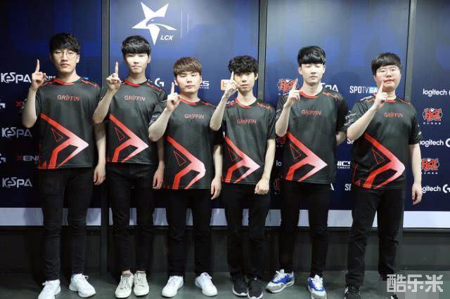 恩比德膝伤 恩比德膝伤